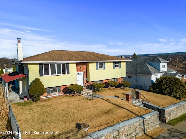 split foyer home with a front yard