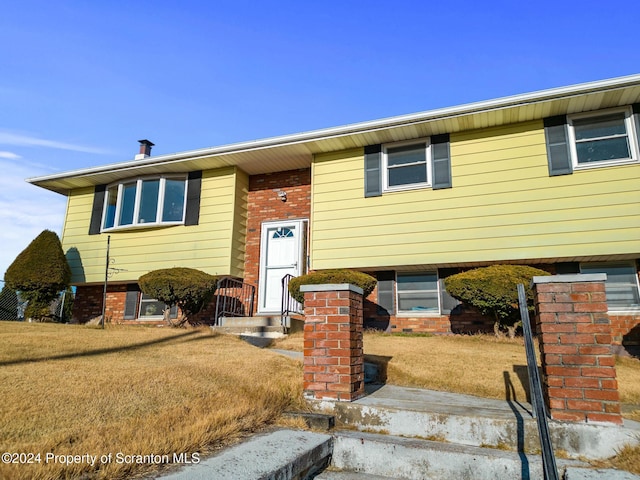 split foyer home featuring a front yard