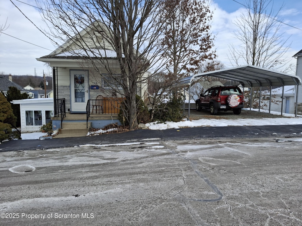 view of front facade featuring a carport