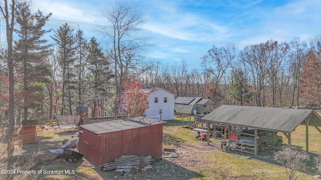 view of yard featuring a storage shed