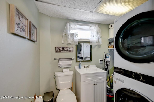 laundry room with sink and stacked washer and clothes dryer