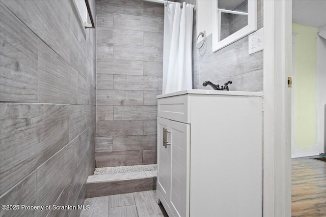 1017 W Market St, Scranton, PA 18508 - bathroom featuring tiled shower, vanity, and wood finished floors