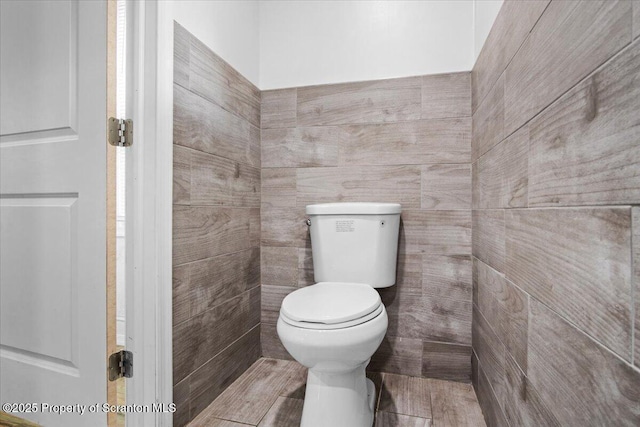 1017 W Market St, Scranton, PA 18508 - bathroom featuring toilet and tile walls