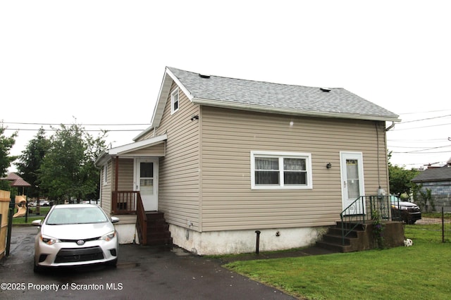 528 Hemlock St, Scranton, PA 18505 - back of house featuring a yard and a shingled roof