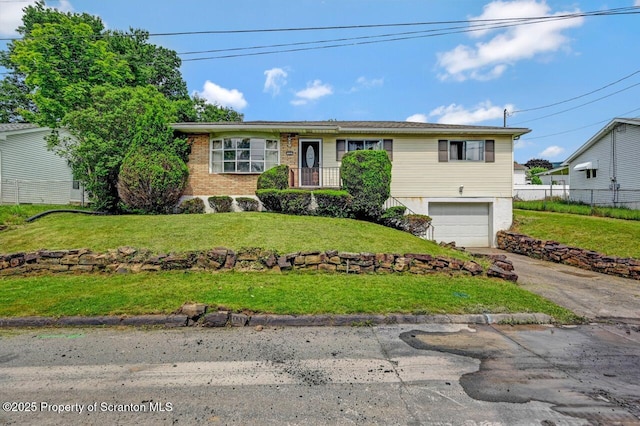 226 Linda Ln, Scranton, PA 18504 - single story home featuring an attached garage, driveway, and brick siding