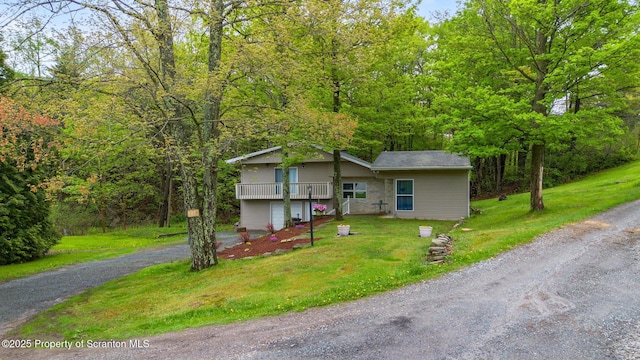 split level home with driveway and a front yard