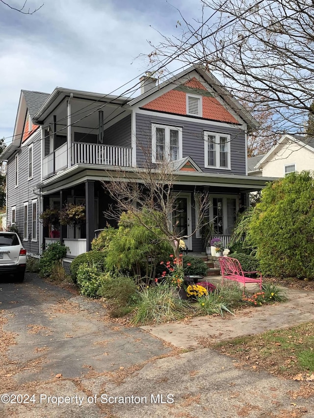 view of front of home featuring a balcony and covered porch