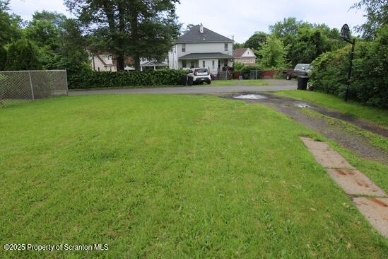 938 Oak St, Scranton, PA 18508 - view of yard