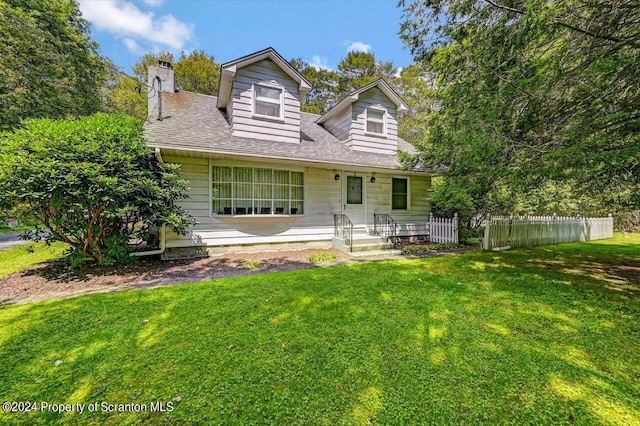 view of front of property featuring a front yard