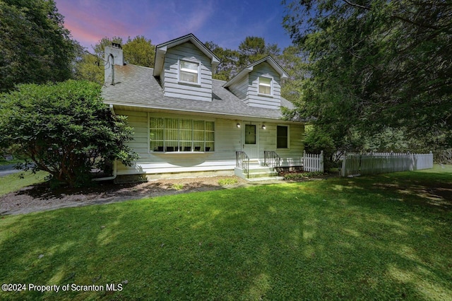 view of front of home featuring a lawn