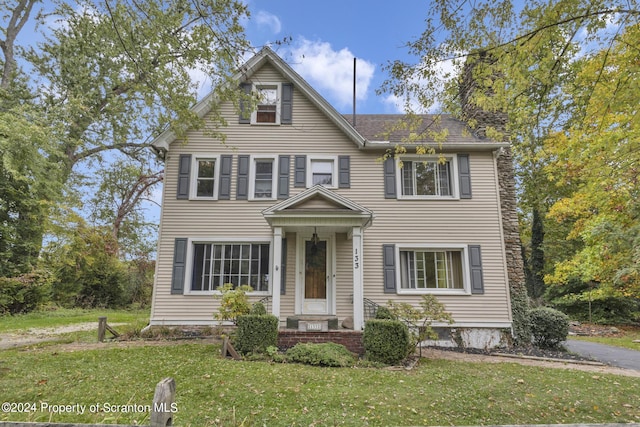 view of front facade featuring a front lawn