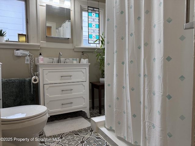 full bath with curtained shower, toilet, and vanity