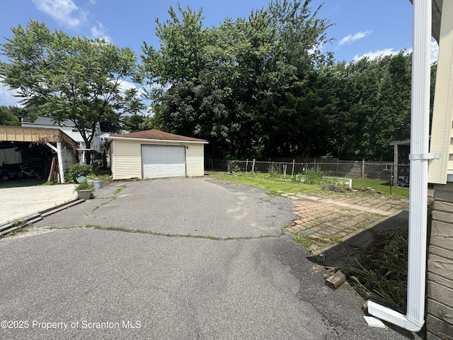 146 S Hyde Ave, Scranton, PA 18504 - detached garage featuring asphalt driveway