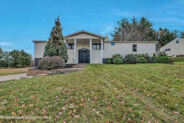 view of front of house featuring a front lawn