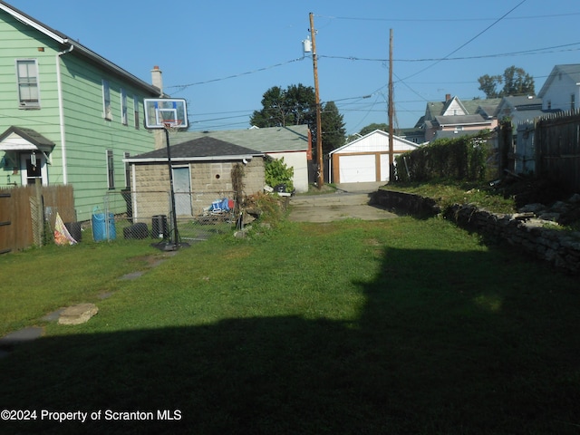 view of yard featuring a garage and an outdoor structure