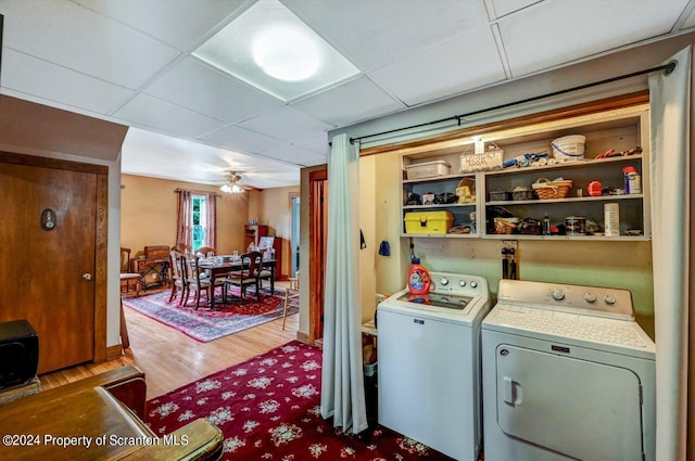 washroom featuring washer and clothes dryer, ceiling fan, and wood-type flooring