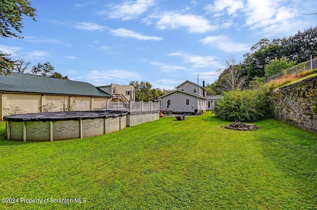 view of yard with a covered pool