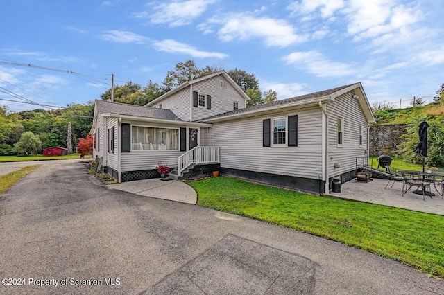 view of front property featuring a patio and a front lawn