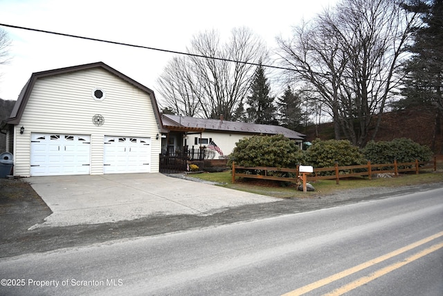 view of front facade featuring a garage