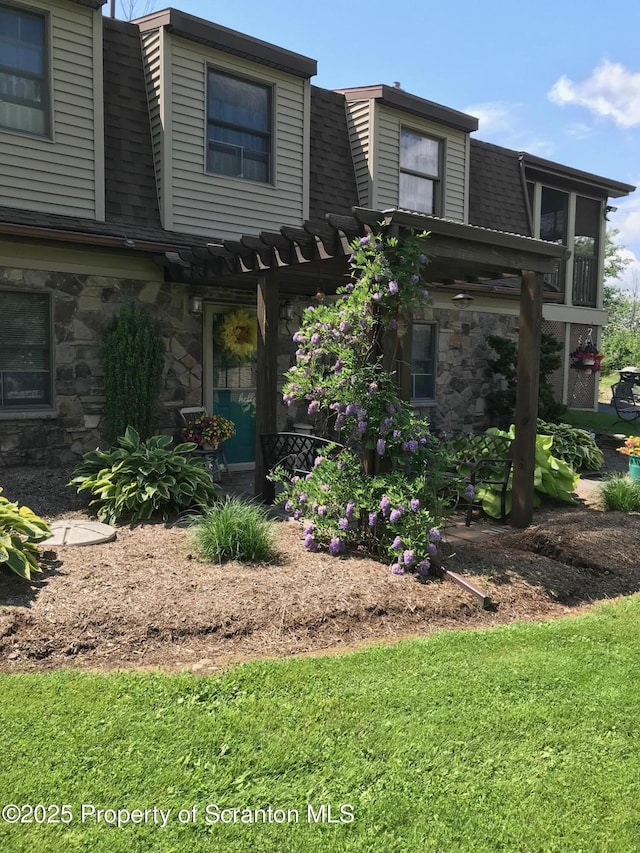 view of front of property featuring a front yard