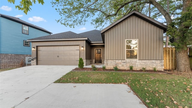 view of front of property featuring a front lawn and a garage