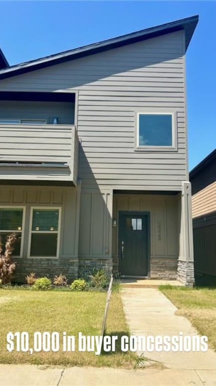 view of front facade featuring a front yard