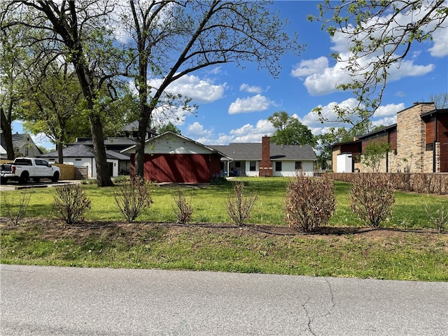 view of front of home featuring a front yard