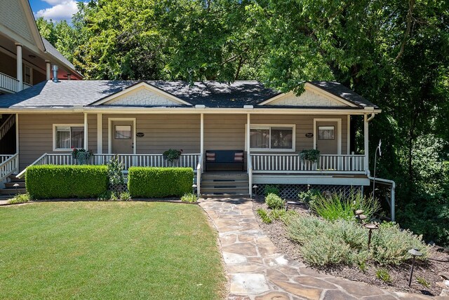 view of front facade with a front lawn and covered porch