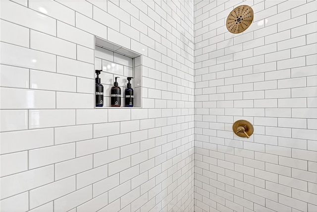 bathroom featuring tiled shower