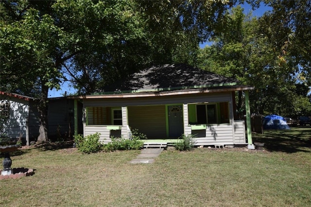 bungalow-style house with a front lawn