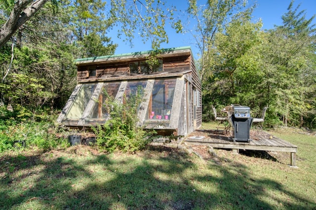 view of outdoor structure featuring a yard