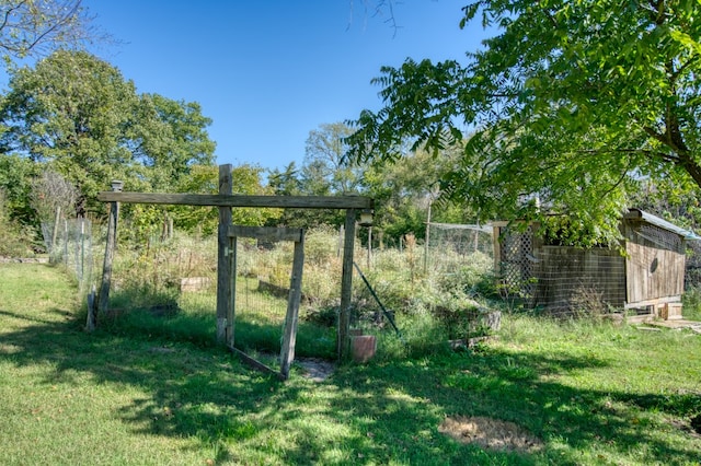 view of yard with an outdoor structure