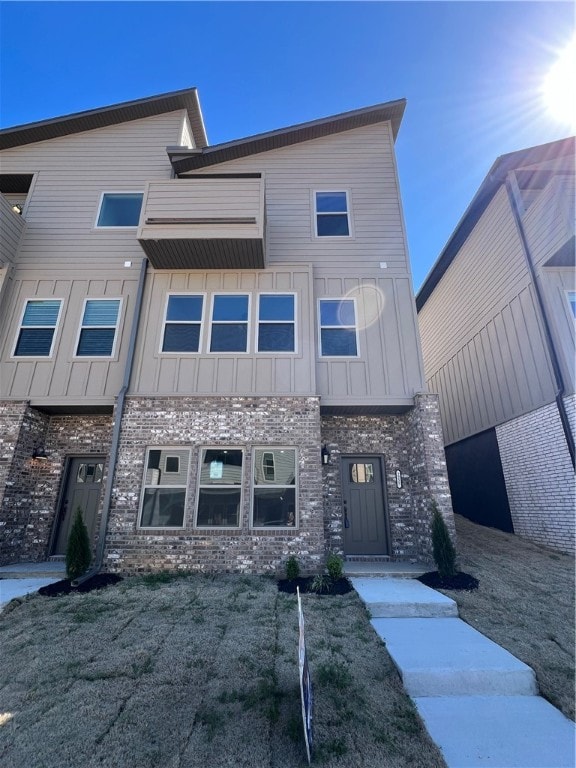 view of front of house featuring a front lawn