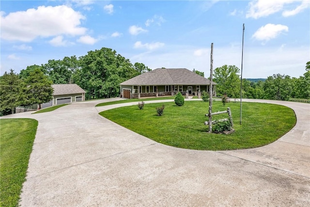 view of front of property featuring a front lawn