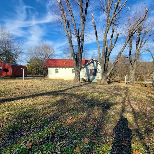 view of yard featuring an outbuilding and an outdoor structure