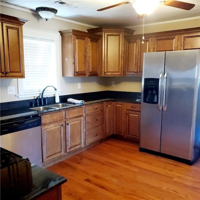 kitchen featuring a ceiling fan, dishwasher, stainless steel fridge with ice dispenser, light wood-style floors, and a sink