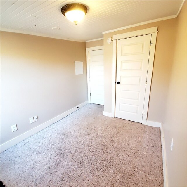 unfurnished room featuring ornamental molding and baseboards