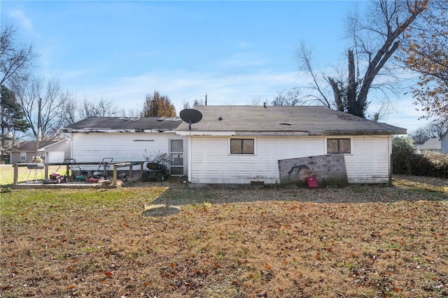 back of house featuring a yard