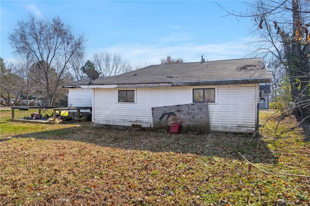 back of house featuring a lawn