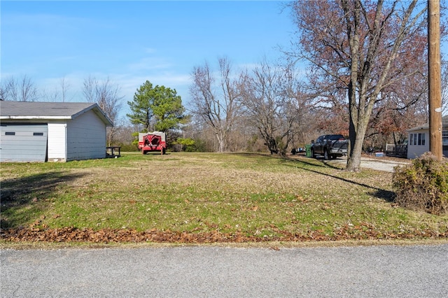 view of yard featuring a detached garage