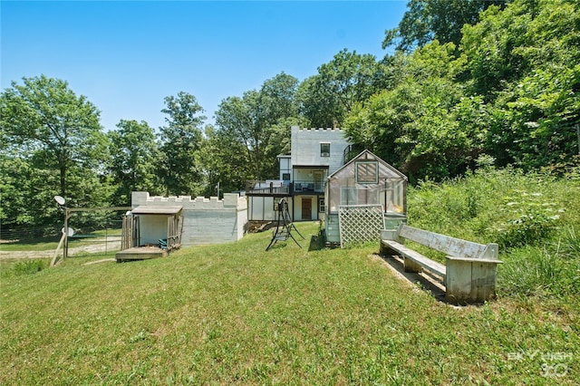 view of yard with an outdoor structure