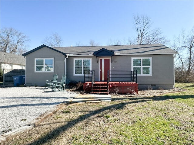 ranch-style home featuring a front lawn