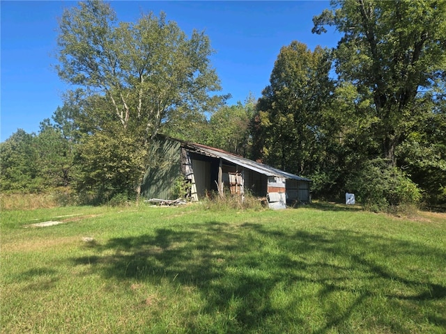 view of yard featuring an outbuilding