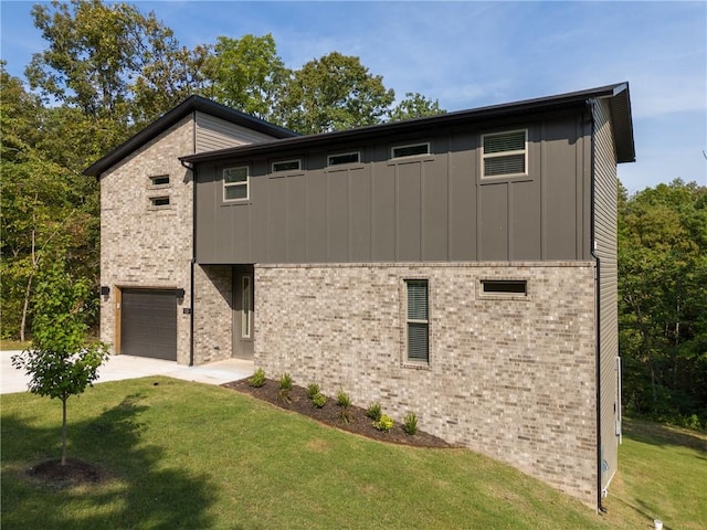 view of front facade with an attached garage, brick siding, and a front yard