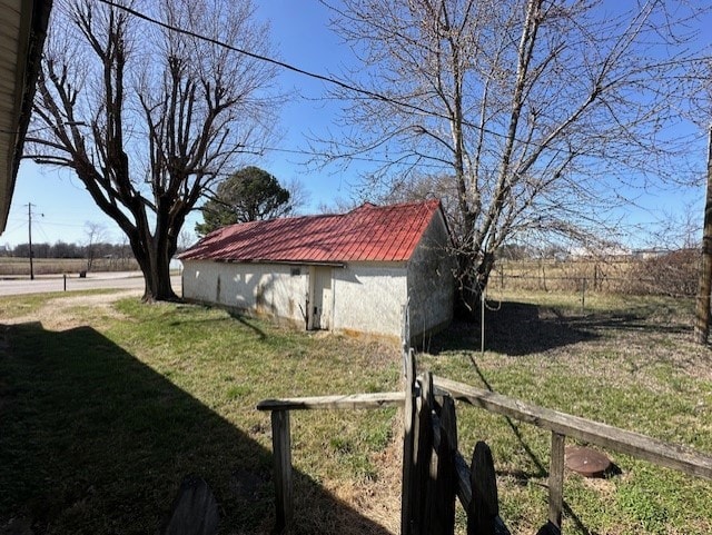 view of yard featuring a rural view