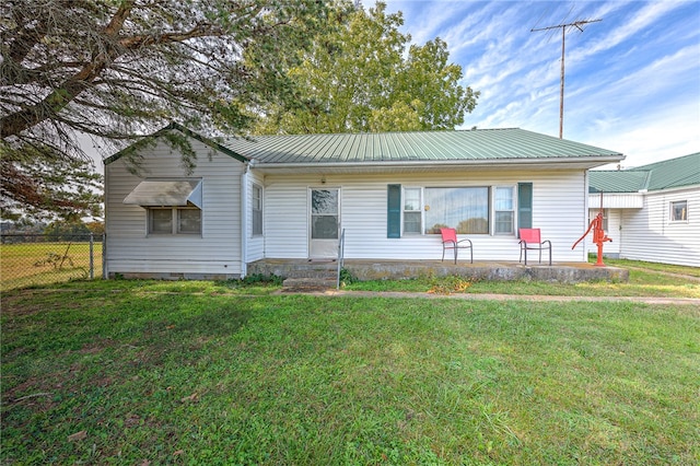 view of front facade featuring a front lawn