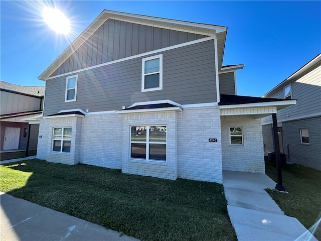 view of front of home with a front lawn