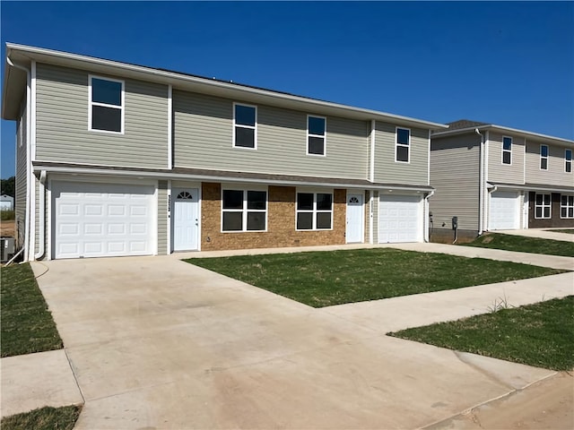 view of front of property featuring a front lawn and a garage