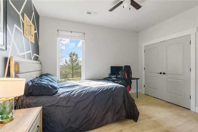 bedroom featuring light hardwood / wood-style floors and ceiling fan