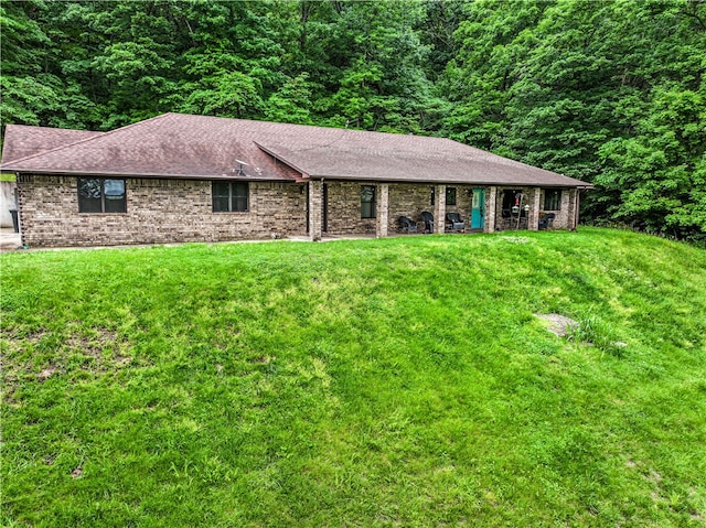 single story home with a front yard